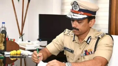 சாலையில் கிடந்த ரூ. 1.46 லட்சத்தை காவலர்களிடம் ஒப்படைத்த 2 பேர் : கமிஷனர் அருண் பாராட்டு