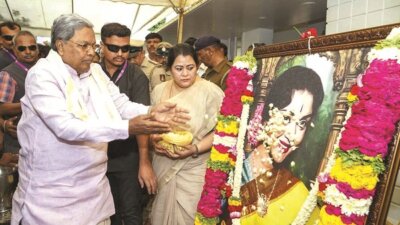 நடிகை சரோஜா தேவி உடல் சொந்த ஊரில் அரசு மரியாதையுடன் நல்லடக்கம்