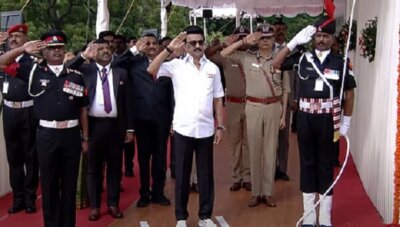 சென்னை கோட்டையில் முதல்வர் ஸ்டாலின் தேசியக்கொடி ஏற்றினார்