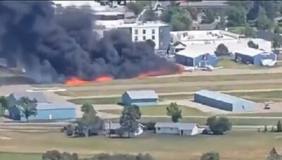 அமெரிக்காவில் நின்றுகொண்டிருந்த விமானம் மீது மோதிய பயணிகள் விமான