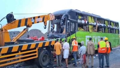 ஆம்னி பஸ் சாலையில் கவிழ்ந்து விபத்து: 15 பயணிகள் படுகாயம்