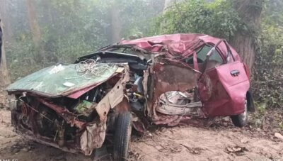 சாலையோர மரத்தில் கார் மோதி விபத்து: 3 பேர் பலி