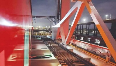 பாம்பன் பாலத்தில் சென்று கொண்டிருந்த ரெயிலை அபாய சங்கிலியை இழுத்து நிறுத்திய பயணி