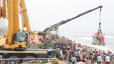 பட்டினப்பாக்கம், நீலங்கரை கடற்கரையில் ராட்சத கிரேன்கள் மூலம் விநாயகர் சிலைகள் கரைப்பு