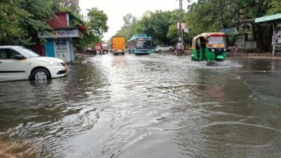 டெல்லியில் கனமழை; 100 விமானங்கள் தாமதம், ரெட் அலர்ட் அறிவிப்பு