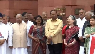 நாடாளுமன்ற வளாகத்தில் எதிர்க்கட்சி எம்.பி.க்கள் போராட்டத்தில் ஈடுபட்டனர்.