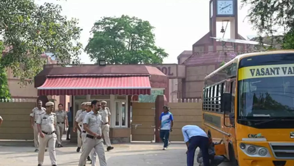 டெல்லியில் பள்ளிகளுக்கு வெடிகுண்டு மிரட்டல்