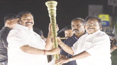 மதுரை வடக்கு தொகுதியில் கூட்டமேடைக்கு 2 கி.மீ. மக்கள் வெள்ளத்தில் நீந்தி வந்தார்