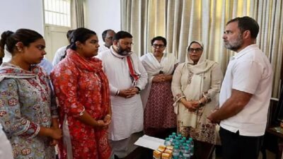 ஐபிஎஸ் அதிகாரி பூரன் குமாரின் குடும்பத்தினரை சந்தித்து ராகுல் ஆறுதல்