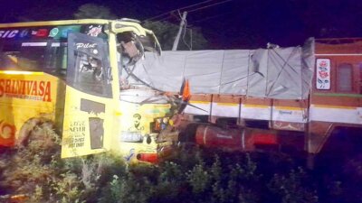 லாரி மீது பஸ் மோதி விபத்து; கர்நாடக ஐயப்ப பக்தர்கள் 20 பேர் காயம்