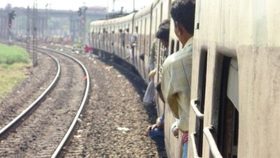 புறநகர் ரெயில்களில் ஆபத்தான முறையில் பயணம் செய்தால் கடும் நடவடிக்கை: மாணவர்கள், இளைஞர்களுக்கு தெற்கு ரெயில்வே எச்சரிகை