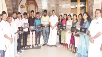 சேலத்தில் ஏழை மாணவர்களுக்கு இலவச மடிக்கணினி : எடப்பாடி வழங்கினார்