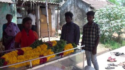 தந்தையின் உடலை அடக்கம் செய்ய பணம் இல்லாமல் தவித்த 4 குழந்தைகள்