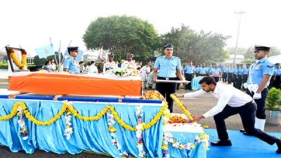 துபாயில் உயிரிழந்த தேஜஸ் போர் விமானி உடல் கோவை வந்தது: கலெக்டர் தலைமையில் அஞ்சலி