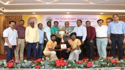 கிரிக்கெட் போட்டியில் வெற்றி பெற்ற அணிகளுக்கு பரிசுகள்: டிஎன்சிஏ தலைவர் சீனிவாசராவ், காசி விஸ்வநாதன் வழங்கின