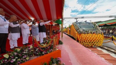 எர்ணாகுளம் – பெங்களூரு உள்பட ‘வந்தே பாரத்’ 4 புதிய ரெயில் சேவை மோடி துவக்கி வைத்தார்