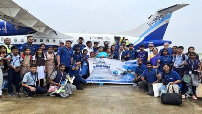 30 குழந்தைகளை விமானத்தில் அழைத்துச் சென்று குஷிப்படுத்திய ‘ரெயின் டிராப்ஸ்’ அறக்கட்டளை அமைச்சர் கீதா ஜீவன், விஜிபி சந்தோஷம் உடன் பயணித்தனர்.