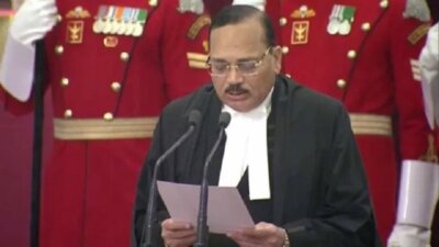 சுப்ரீம் கோர்ட்டின் 53வது தலைமை நீதிபதியாக சூர்யகாந்த் பதவி ஏற்றார்