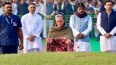 நேரு பிறந்தநாள் சோனியா மரியாதை