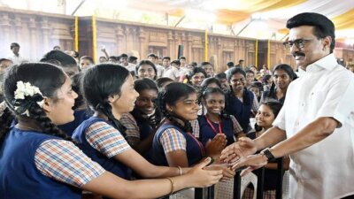 இணையதளம், சமூக ஊடகங்களை அளவோடு பயன்படுத்த வேண்டும் மாணவர்களுக்கு ஸ்டாலின் அறிவுரை