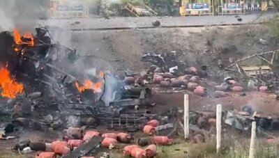 சிலிண்டர் லாரி கவிழ்ந்து விபத்து: பலத்த சத்தத்துடன் சிலிண்டர்கள் வெடித்ததால் பரபரப்பு