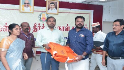 கடலூரில் 157 மீனவர்களுக்கு உயிர் காப்பு சட்டைகள் கலெக்டர் வழங்கினார்