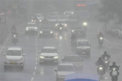 சென்னையில் விடாது கொட்டியது கனமழை