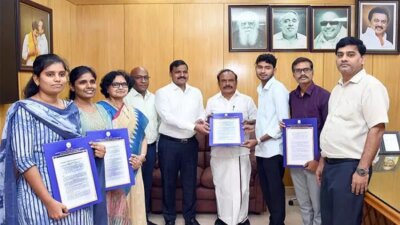 4 இளநிலை வேலைவாய்ப்பு அலுவலர்களுக்கு பணிநியமன ஆணை: சி.வி. கணேசன் வழங்கினார்