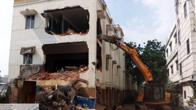 வளசரவாக்கத்தில் ஆக்கிரமித்துக் கட்டியிருந்த 10 ஆயிரம் சதுர அடி கட்டிடம் இடிப்பு