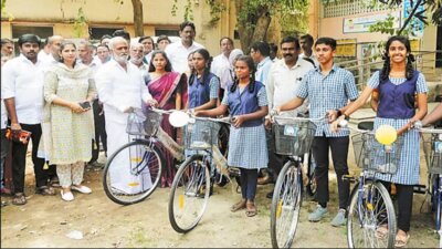 567 மாணவ மாணவிகளுக்கு விலையில்லா மிதிவண்டி: சேகர்பாபு வழங்கினார்