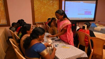 சிதம்பரம் கிரீடு தொண்டு நிறுவனத்தில் ஆகாயத்தாமரை கைவினைப் பயிற்சி