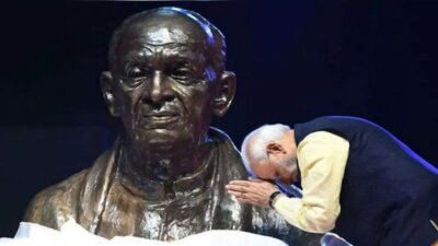 சர்தார் வல்லபாய் பட்டேல் நினைவு தினம்: பிரதமர் மோடி அஞ்சலி