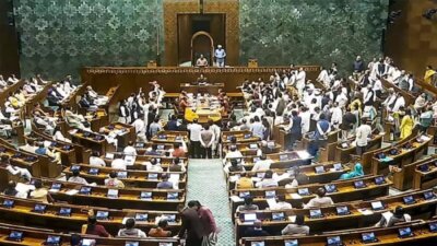 2ம் நாள் கூட்டத்தொடரில் எதிர்க்கட்சிகள் அமளி: நாடாளுமன்றம் முடங்கியது