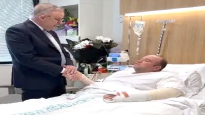 16 பேரை துப்பாக்கியால் சுட்டுக் கொன்ற பயங்கரவாதியை மடக்கிப் பிடித்த நபருக்கு ஆஸ்திரேலிய பிரதமர் நேரில் பாராட்டு