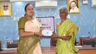 வேலூரில் சுதந்திர போராட்ட தியாகிகளின் வாரிசுகளுக்கு பேருந்து பயண அட்டை கலெக்டர் வழங்கினார்