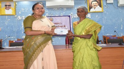 வேலூரில் சுதந்திர போராட்ட தியாகிகளின் வாரிசுகளுக்கு பேருந்து பயண அட்டை கலெக்டர் வழங்கினார்