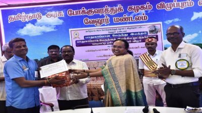 10 ஆண்டுகளுக்கு மேல் விபத்தின்றி பேருந்து இயக்கிய ஒட்டுநர்களுக்கு பரிசு வேலூர் கலெக்டர் சுப்புலெட்சுமி வழங்கினார்.