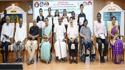 பேச்சுப்போட்டியில் வெற்றி பெற்ற கல்லூரி மாணவர்களுக்கு அமைச்சர்கள் பரிசு வழங்கினர்