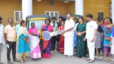 2 மகளிர் சுய உதவி குழுக்களுக்கு ஆட்டோ அமைச்சர் காந்தி வழங்கினார்