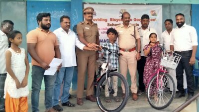 பொன்னேரி அருகே 123 அரசு பள்ளி மாணவர்களுக்கு விலை உயர்ந்த சைக்கிள்கள்