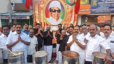 காஞ்சிபுரம் மாவட்டத்தில் எம்.ஜி.ஆர். திருவுருவப் படத்திற்கு மாலை அணிவித்து மரியாதை