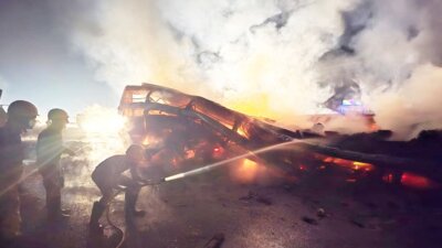 கர்நாடகாவில் கோர விபத்து: தனியார் பஸ்–கன்டெய்னர் லாரி மோதியதில் 20 பேர் உடல் கருகி பலி