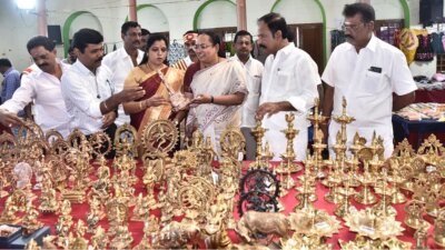 வேலூரில் பூம்புகார் கைவினைப் பொருட்கள் கண்காட்சி: கலெக்டர் சுப்புலெட்சுமி திறந்தார்