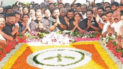 ஜெயலலிதா நினைவிடத்தில் எடப்பாடி மலர்வளையம் வைத்து மரியாதை