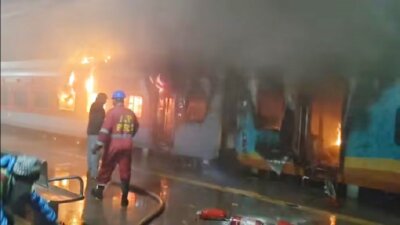 ஆந்திராவில் ஓடும் ரெயிலில் தீ: ஒருவர் பலி; பலர் படுகாயம்