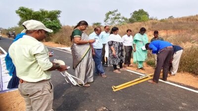 வேலூர் கருங்காலி ஊராட்சியில் தார் சாலை அமைக்கும் பணிகள்: கண்காணிப்பு அலுவலர் உமா ஆய்வு