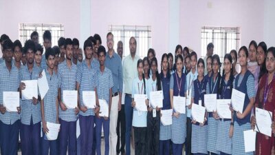 கடலூரில் ஜெஇஇ நுழைவுத் தேர்வு பயிற்சி பெற்ற மாணவர்களுக்கு சான்றிதழ்: கலெக்டர் வழங்கினார்