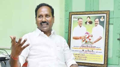 ஓ.பன்னீர்செல்வம் ஆதரவாளர்: தர்மர் எம்.பி. மீண்டும் அண்ணா தி.மு.க.வில் சேர்ந்தார்