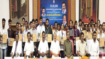 கடலூரில் 1,027 மாணவர்களுக்கு மடிக்கணினி: அமைச்சர் எம்.ஆர்.கே.பன்னீர்செல்வம் வழங்கினார்