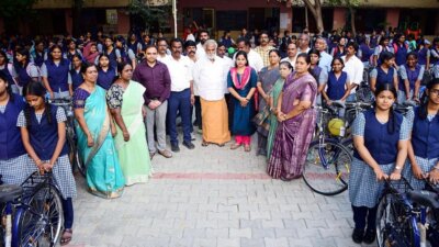 சென்னை பள்ளி மாணவிகளுக்கு மிதிவண்டிகள்: அமைச்சர் பி.கே.சேகர்பாபு வழங்கினார்